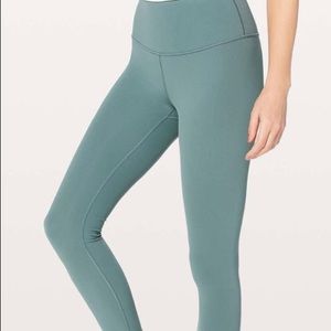 ✰ ISO lululemon ✰